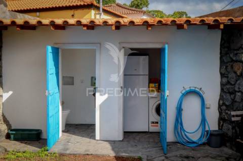 Moradia t3 de dois pisos com espaço exterior de convívio – urzelina, ribeira do nabo