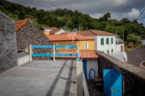 Moradia t3 de dois pisos com espaço exterior de convívio – urzelina, ribeira do nabo