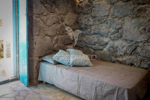 Moradia t3 de dois pisos com espaço exterior de convívio – urzelina, ribeira do nabo