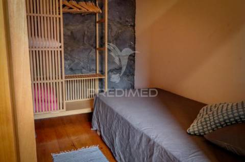 Moradia t3 de dois pisos com espaço exterior de convívio – urzelina, ribeira do nabo