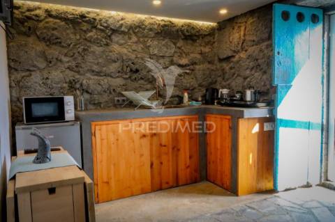 Moradia t3 de dois pisos com espaço exterior de convívio – urzelina, ribeira do nabo