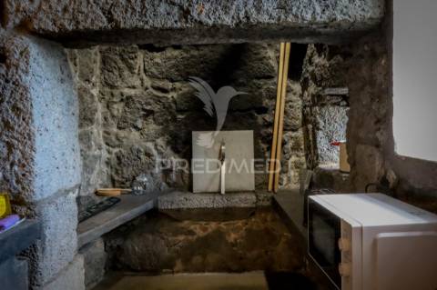 Moradia t3 de dois pisos com espaço exterior de convívio – urzelina, ribeira do nabo