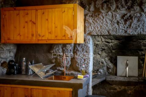 Moradia t3 de dois pisos com espaço exterior de convívio – urzelina, ribeira do nabo