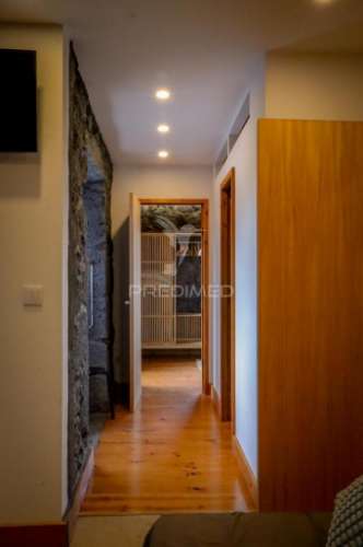 Moradia t3 de dois pisos com espaço exterior de convívio – urzelina, ribeira do nabo