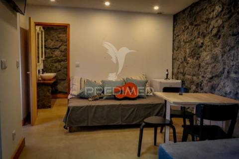 Moradia t3 de dois pisos com espaço exterior de convívio – urzelina, ribeira do nabo