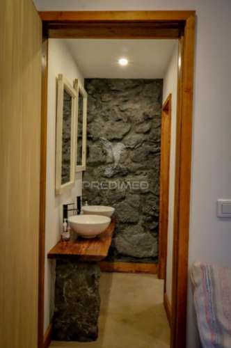 Moradia t3 de dois pisos com espaço exterior de convívio – urzelina, ribeira do nabo