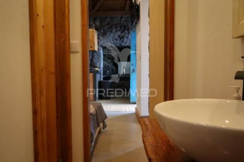 Moradia t3 de dois pisos com espaço exterior de convívio – urzelina, ribeira do nabo