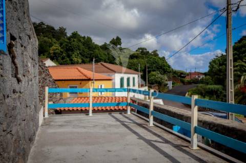 Moradia t3 de dois pisos com espaço exterior de convívio – urzelina, ribeira do nabo