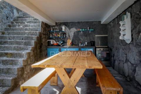 Moradia t3 de dois pisos com espaço exterior de convívio – urzelina, ribeira do nabo