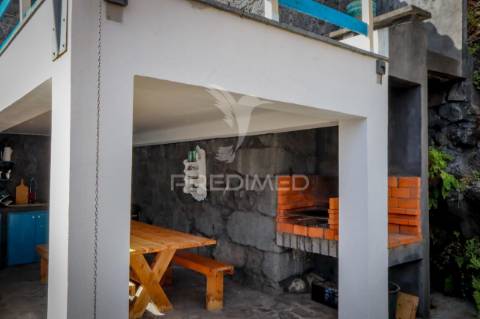 Moradia t3 de dois pisos com espaço exterior de convívio – urzelina, ribeira do nabo