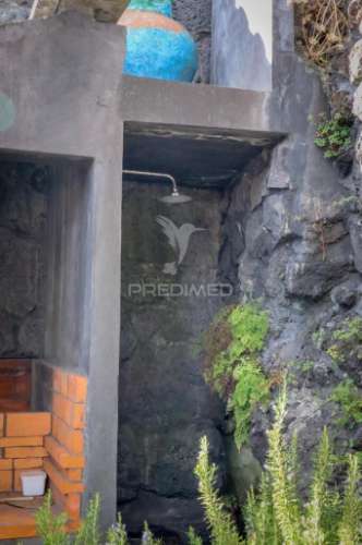 Moradia t3 de dois pisos com espaço exterior de convívio – urzelina, ribeira do nabo