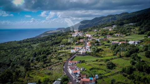 Moradia t3 de dois pisos com espaço exterior de convívio – urzelina, ribeira do nabo