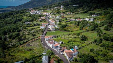 Moradia t3 de dois pisos com espaço exterior de convívio – urzelina, ribeira do nabo