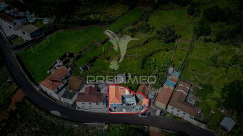Moradia t3 de dois pisos com espaço exterior de convívio – urzelina, ribeira do nabo