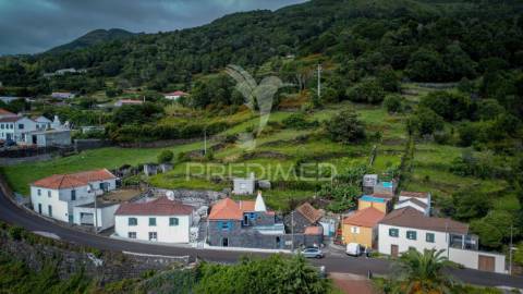 Moradia t3 de dois pisos com espaço exterior de convívio – urzelina, ribeira do nabo