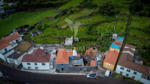 Moradia t3 de dois pisos com espaço exterior de convívio – urzelina, ribeira do nabo