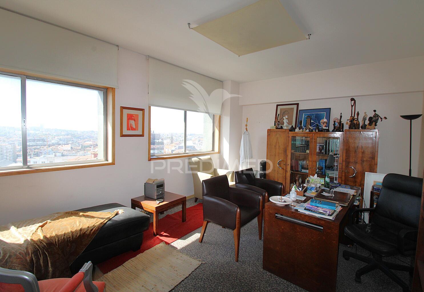 T5 no centro do porto para remodelação, com varanda e lugar de garagem