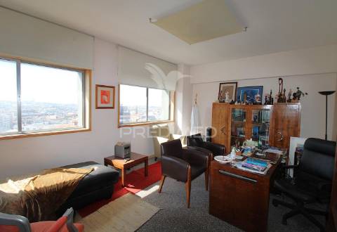 T5 no centro do porto para remodelação, com varanda e lugar de garagem