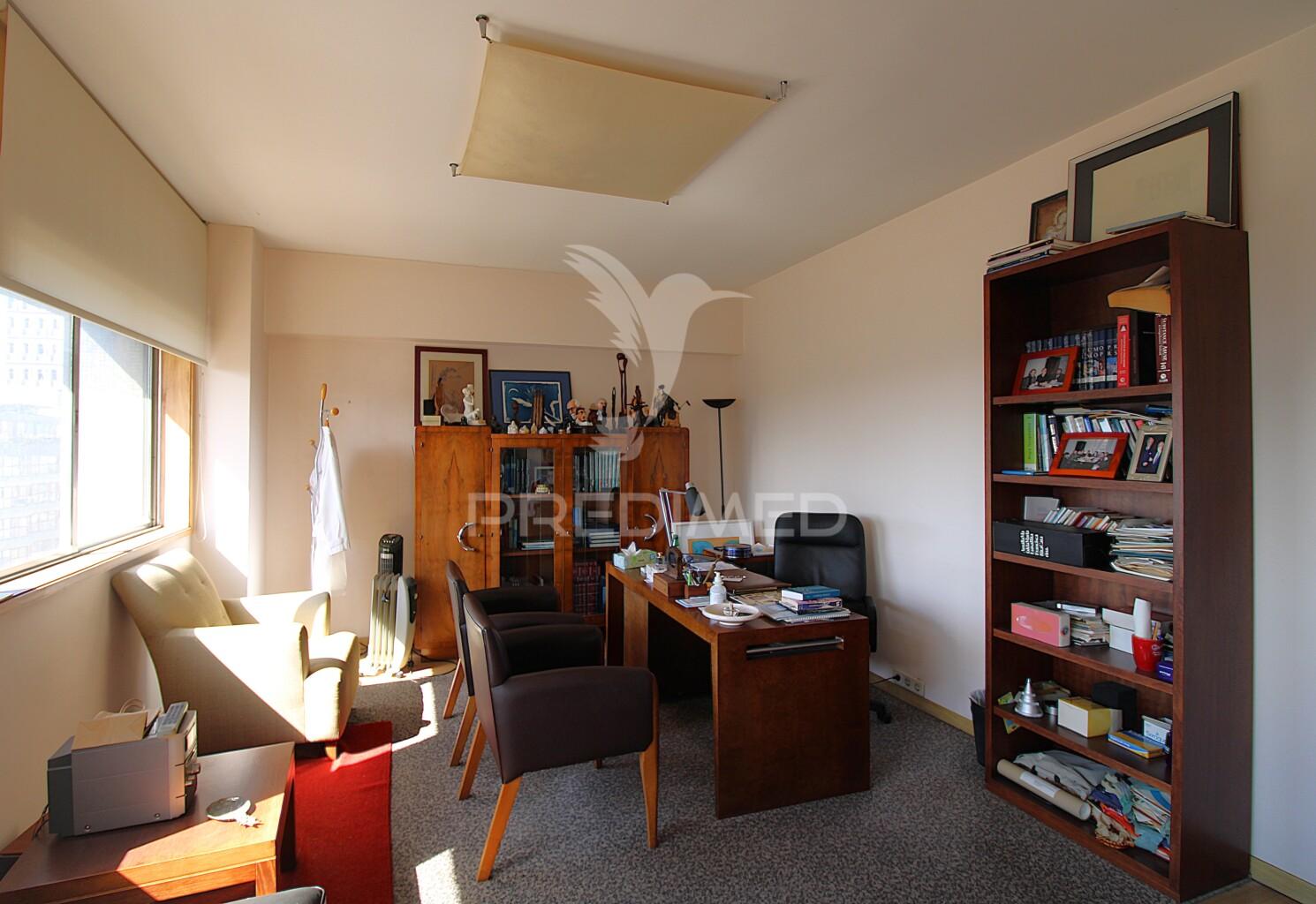 T5 no centro do porto para remodelação, com varanda e lugar de garagem