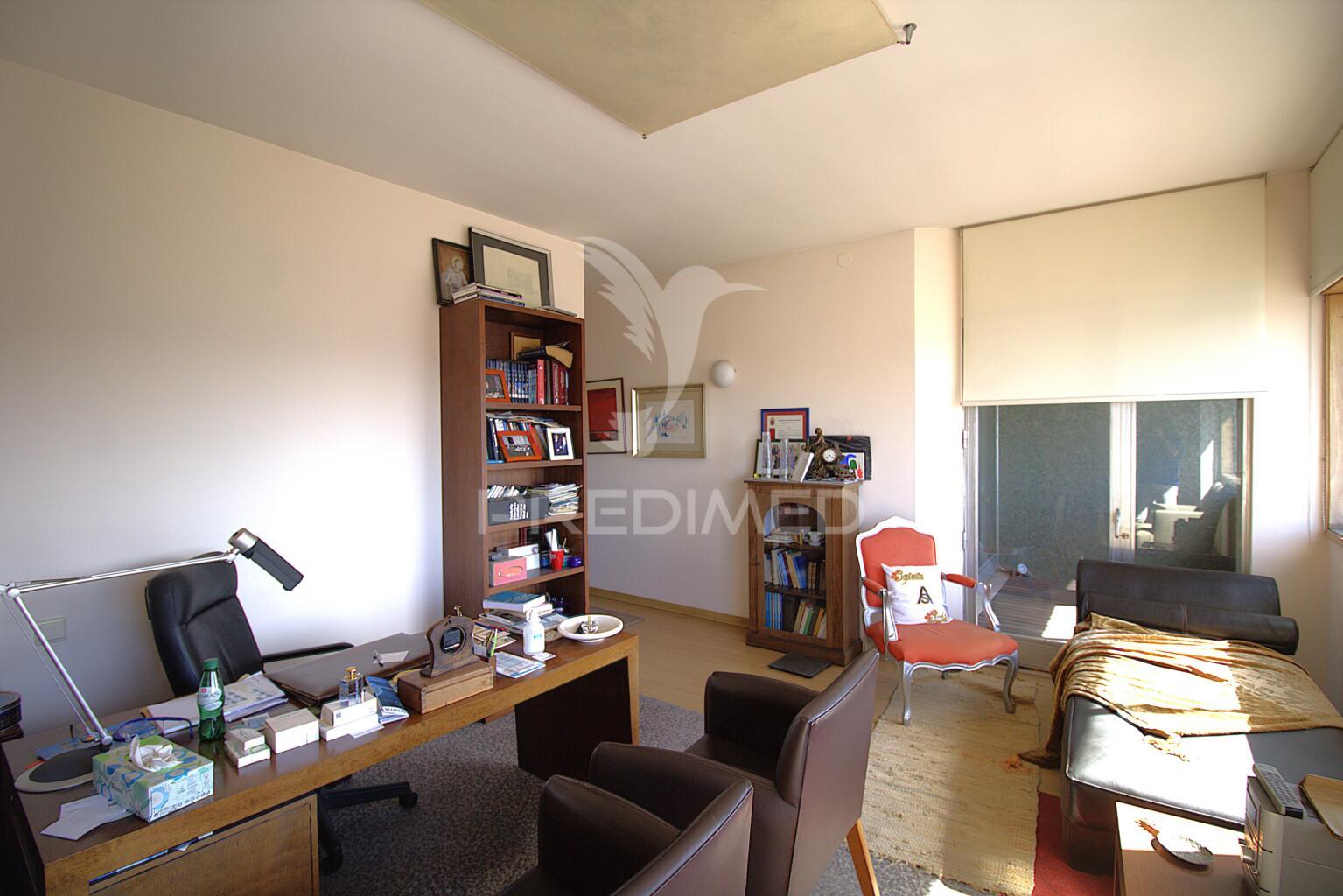 T5 no centro do porto para remodelação, com varanda e lugar de garagem