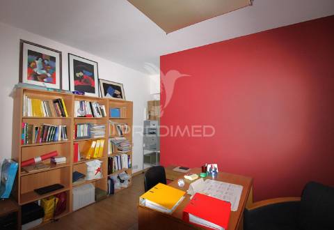 T5 no centro do porto para remodelação, com varanda e lugar de garagem