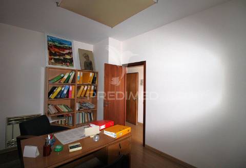 T5 no centro do porto para remodelação, com varanda e lugar de garagem