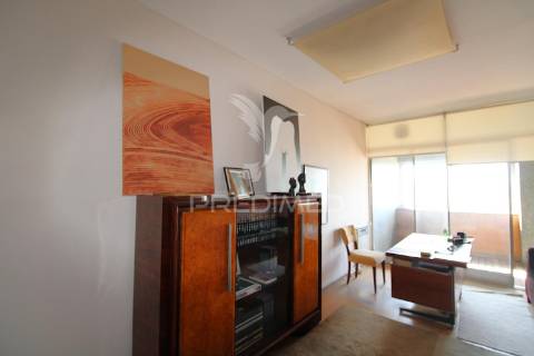 T5 no centro do porto para remodelação, com varanda e lugar de garagem