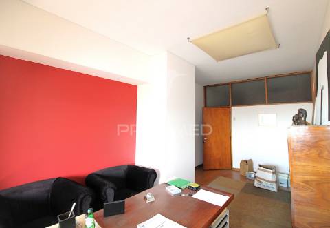 T5 no centro do porto para remodelação, com varanda e lugar de garagem