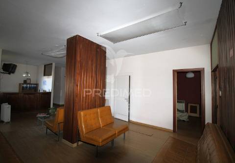 T5 no centro do porto para remodelação, com varanda e lugar de garagem