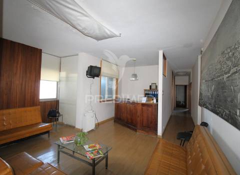 T5 no centro do porto para remodelação, com varanda e lugar de garagem