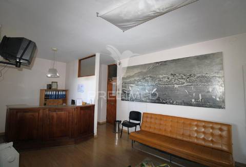 T5 no centro do porto para remodelação, com varanda e lugar de garagem