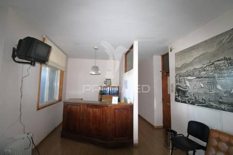 T5 no centro do porto para remodelação, com varanda e lugar de garagem