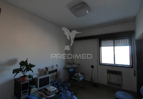 T5 no centro do porto para remodelação, com varanda e lugar de garagem