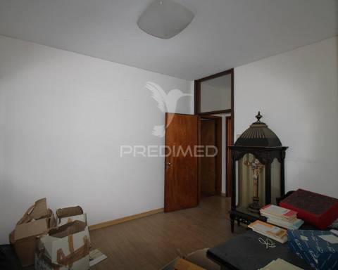 T5 no centro do porto para remodelação, com varanda e lugar de garagem