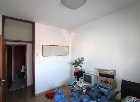 T5 no centro do porto para remodelação, com varanda e lugar de garagem