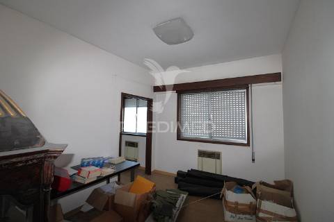 T5 no centro do porto para remodelação, com varanda e lugar de garagem