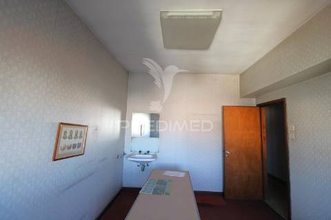 T5 no centro do porto para remodelação, com varanda e lugar de garagem