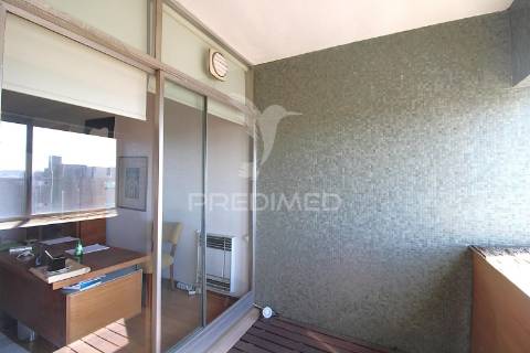 T5 no centro do porto para remodelação, com varanda e lugar de garagem