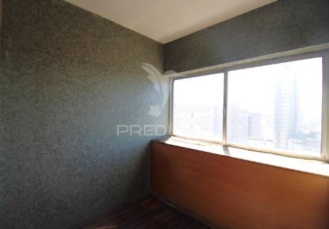 T5 no centro do porto para remodelação, com varanda e lugar de garagem