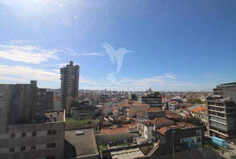 T5 no centro do porto para remodelação, com varanda e lugar de garagem