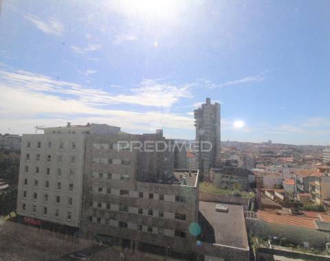 T5 no centro do porto para remodelação, com varanda e lugar de garagem