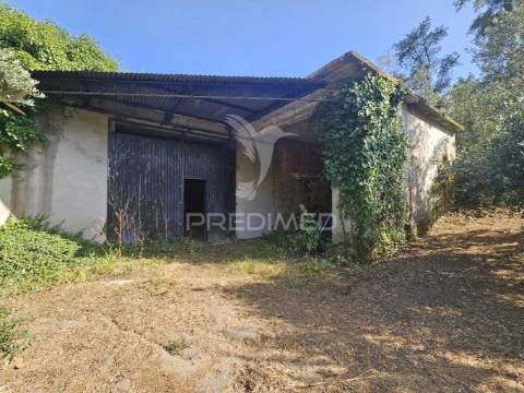 Moagem à venda junto a ribeira