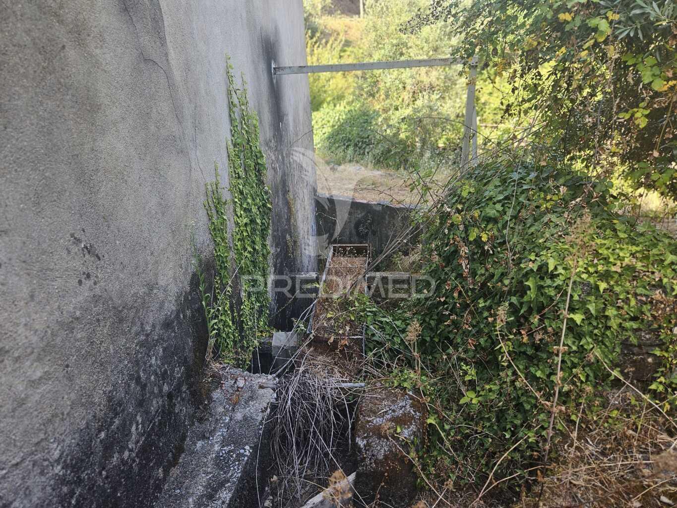 Moagem à venda junto a ribeira