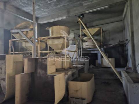 Moagem à venda junto a ribeira