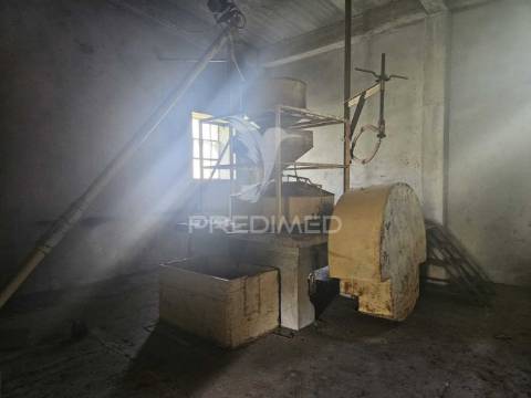 Moagem à venda junto a ribeira