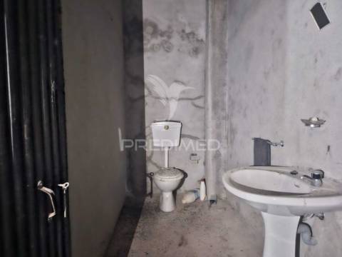 Moagem à venda junto a ribeira