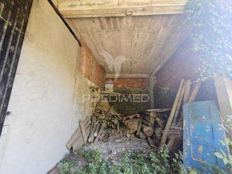 Moagem à venda junto a ribeira