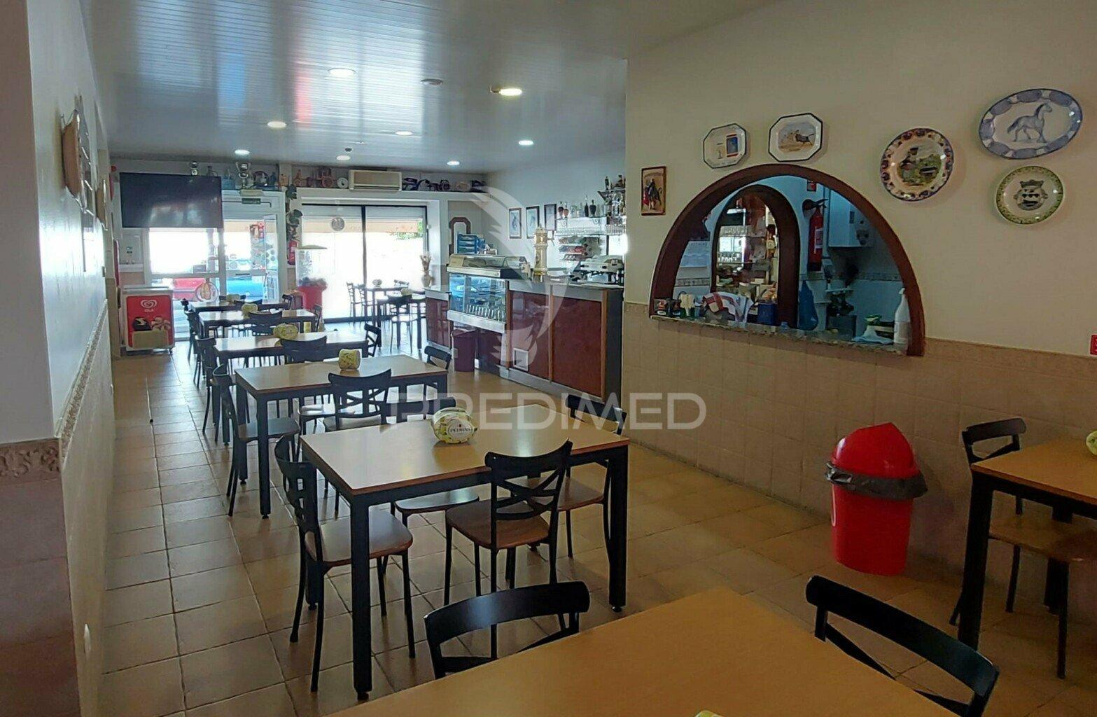 Espaço comercial de dois pisos na vila de alpiarça,santarém.