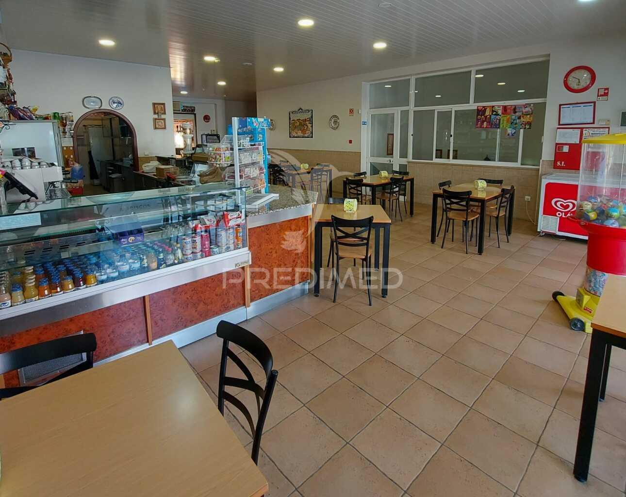 Espaço comercial de dois pisos na vila de alpiarça,santarém.