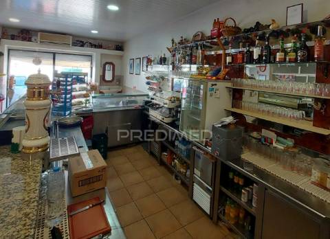 Espaço comercial de dois pisos na vila de alpiarça,santarém.